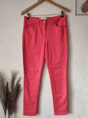 Różowe spodnie jeansowe skinny