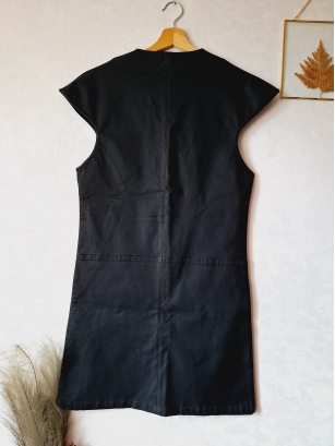 Czarna sukienka z ekoskóry na krótki rękaw