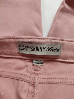 Jasnoróżowe jeansy skinny