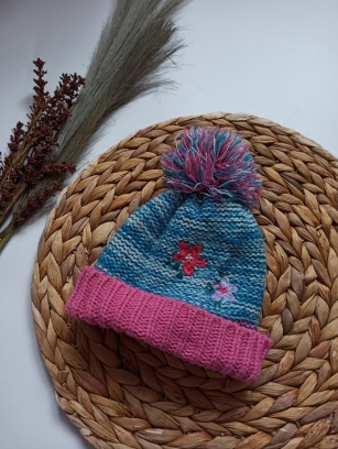 Zimowa czapka z pomponem dla dziewczynki