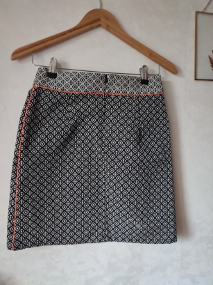 Krótka spódnica w geometryczny wzór